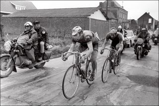 Le coureur belge Eddy Merckx est suivi de prs par son compatriote Roger De Vlaeminck le 15 avril 1973 lors de la 71e course ParisRoubaix FILM AFP PHOTO Photo by AFP Photo credit should read AFP via Getty Images