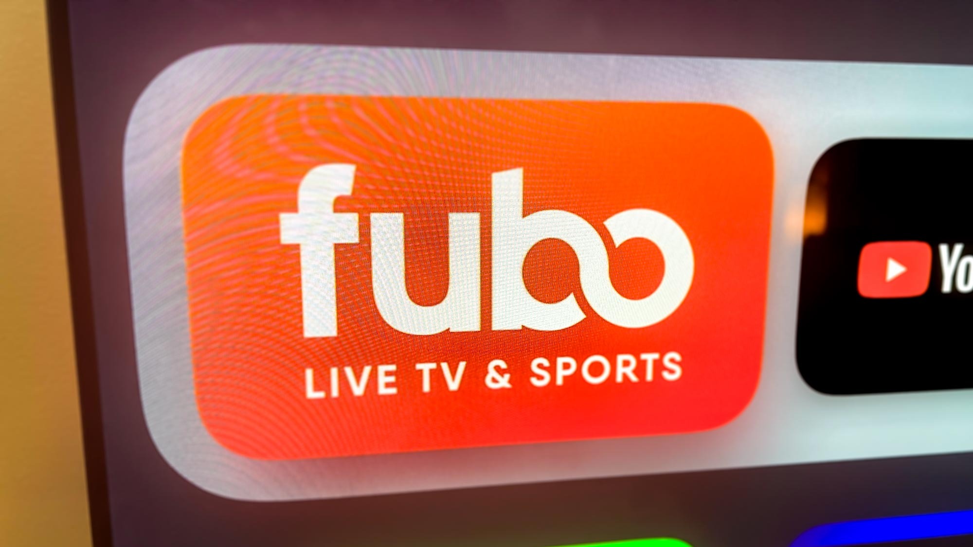 (من اليسار إلى اليمين) شعار fubo بجوار شعار youtube tv على جهاز Apple TV