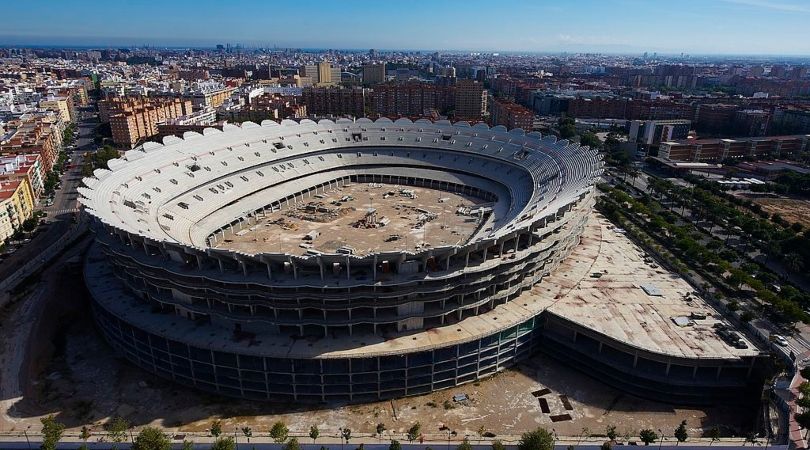 O estádio Nou Mestalla, com capacidade para 80.000 pessoas, inacabado em Valência, está vazio desde 2009