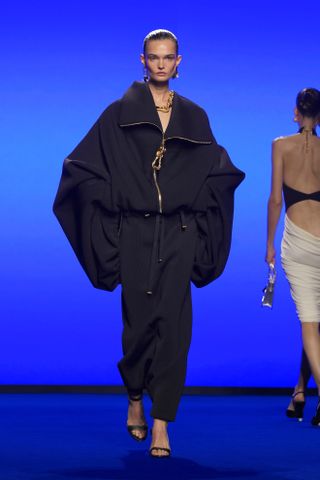 Übergroßes schwarzes Oberteil mit Reißverschluss und Hose bei Schiaparelli auf der Paris Fashion Week Frühling Sommer 2025