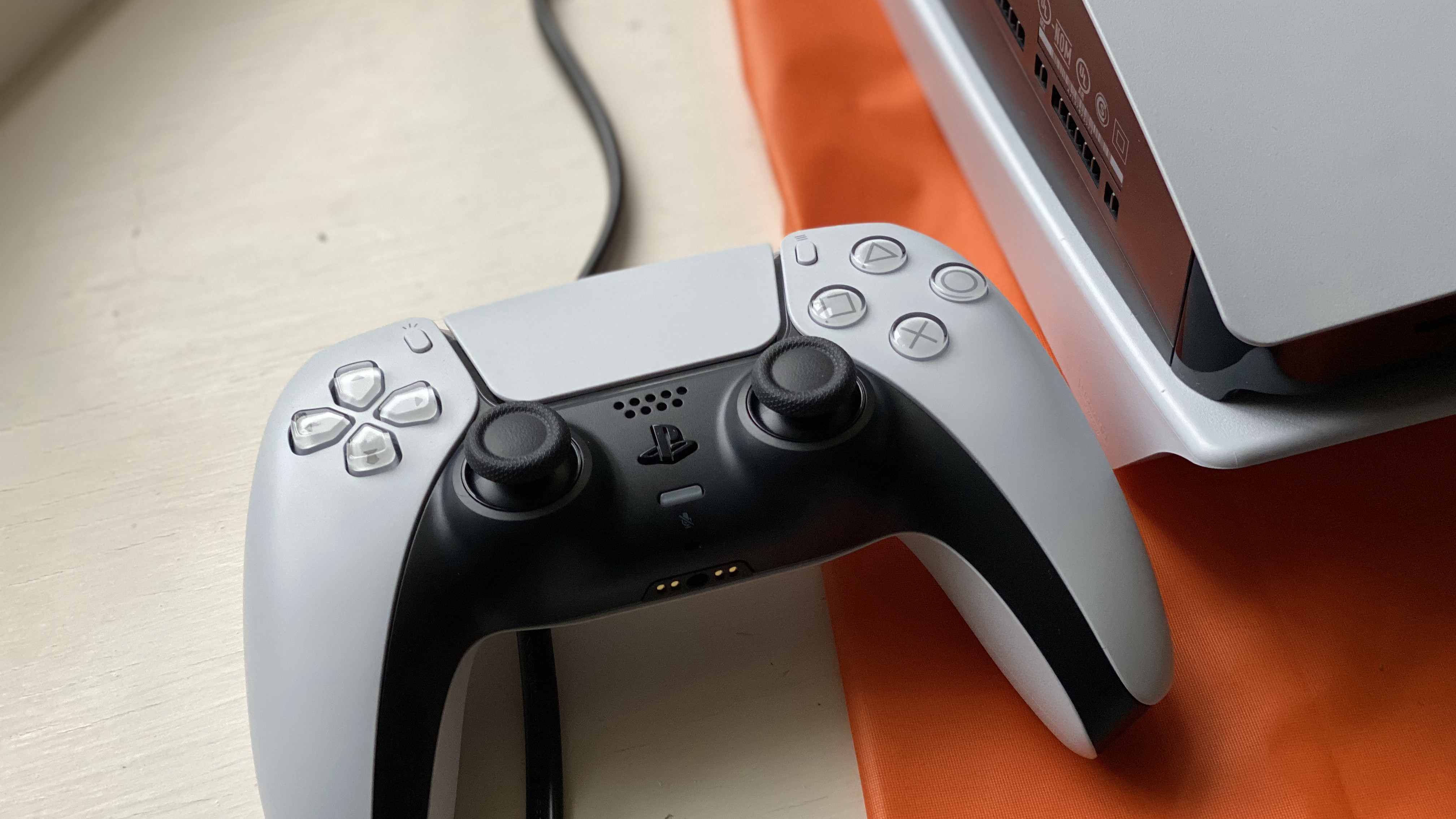 PS5 : la manette ne sera jamais compatible PS4, mais aucun soucis sur iPhone