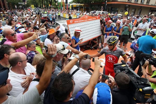 Lance Armstrong signs on and on for his fans.