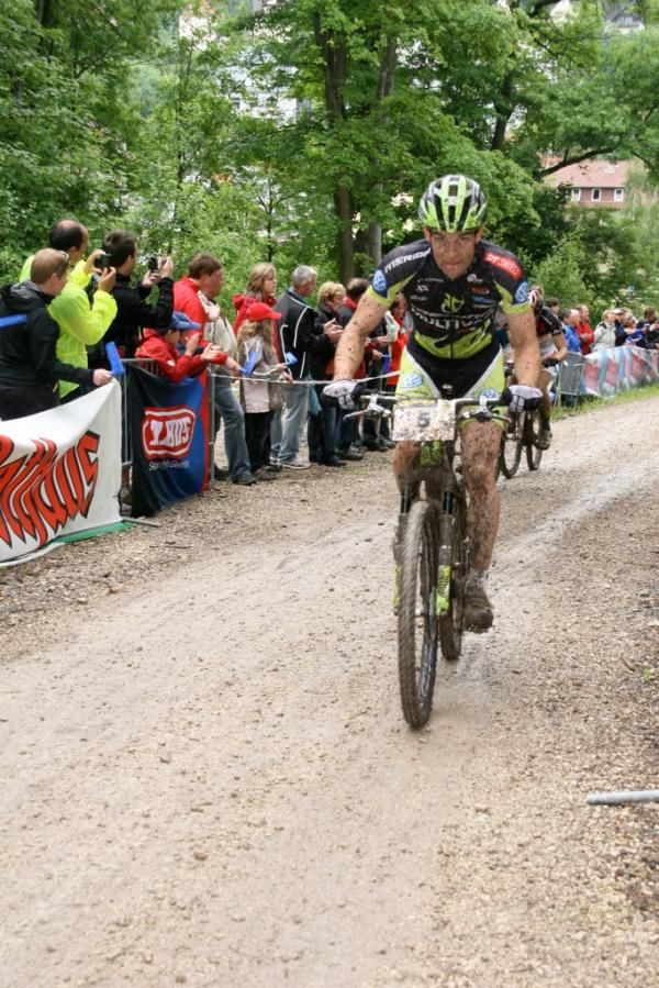 Moritz Milatz (Multivan Merida) races uphill.