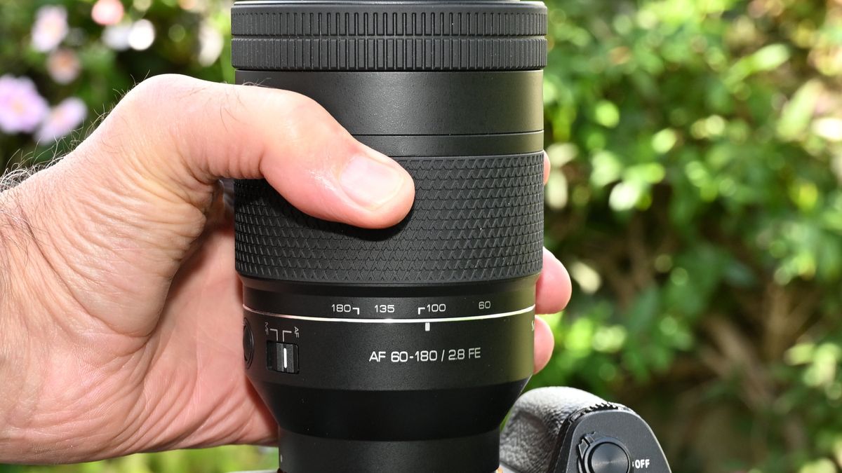 LK Samyang AF 60-180mm f/2.8 product image