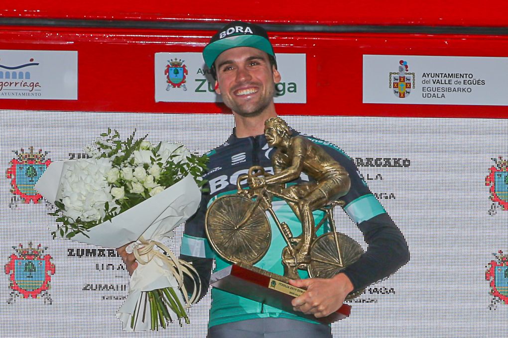 Maximilian Schachmann (Bora-Hansgrohe) on the podium after winning stage 1 at Pais Vasco