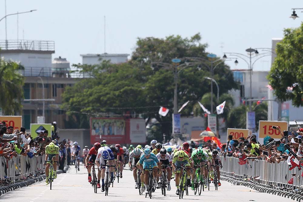 Here comes Andrea Guardini (Astana)
