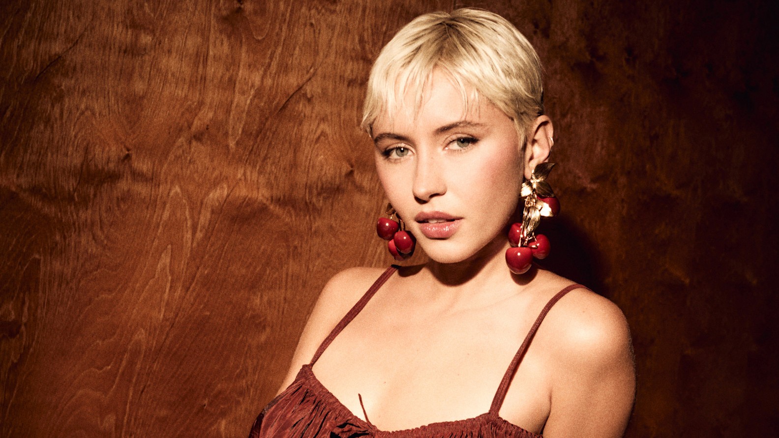 Iris Law with her hair in a blonde bixie cut.