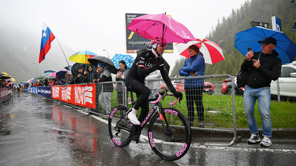 눈, 비, 라이더 항의 및 혼란은 Giro d'Italia의 16단계에서 Umbrail Pass가 제거되면서 끝납니다.