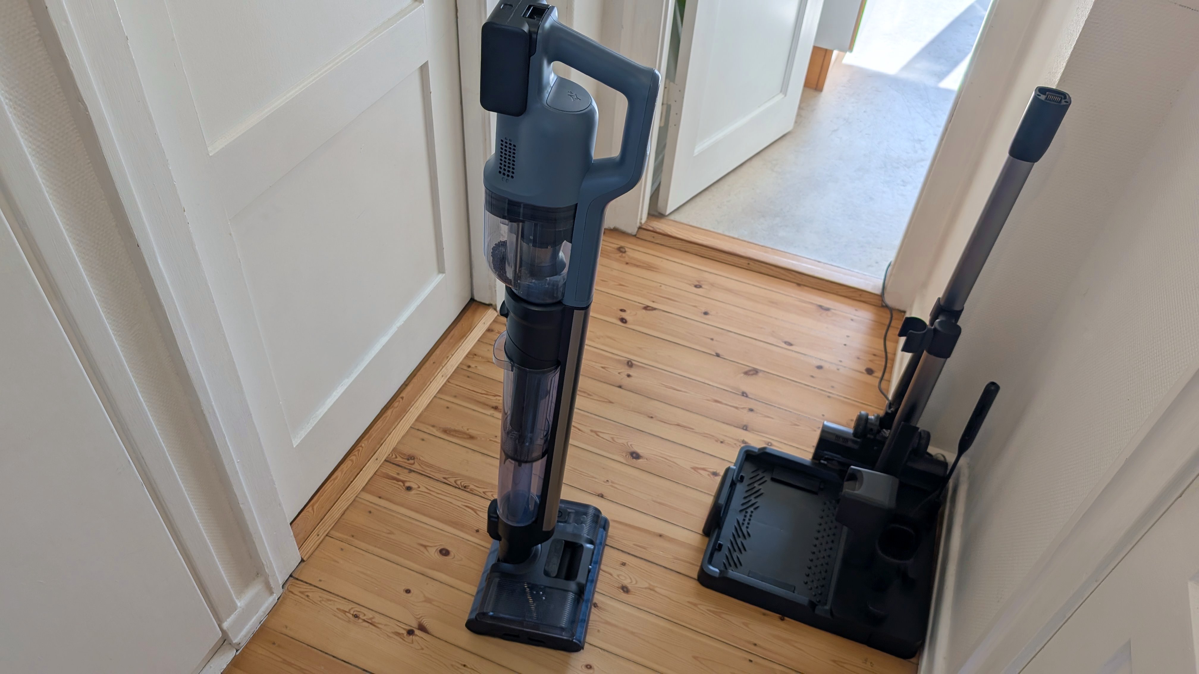 Electrolux 800 Wet&amp;amp;Dry gulvvasker st&amp;aring;r ved siden af ladestander med stang og mundstykke til st&amp;oslash;vsugning.