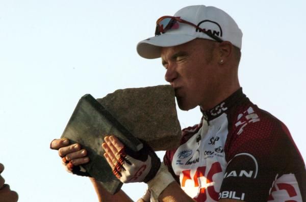 Stuart O'Grady kises the cobblestone after victory in 2007
