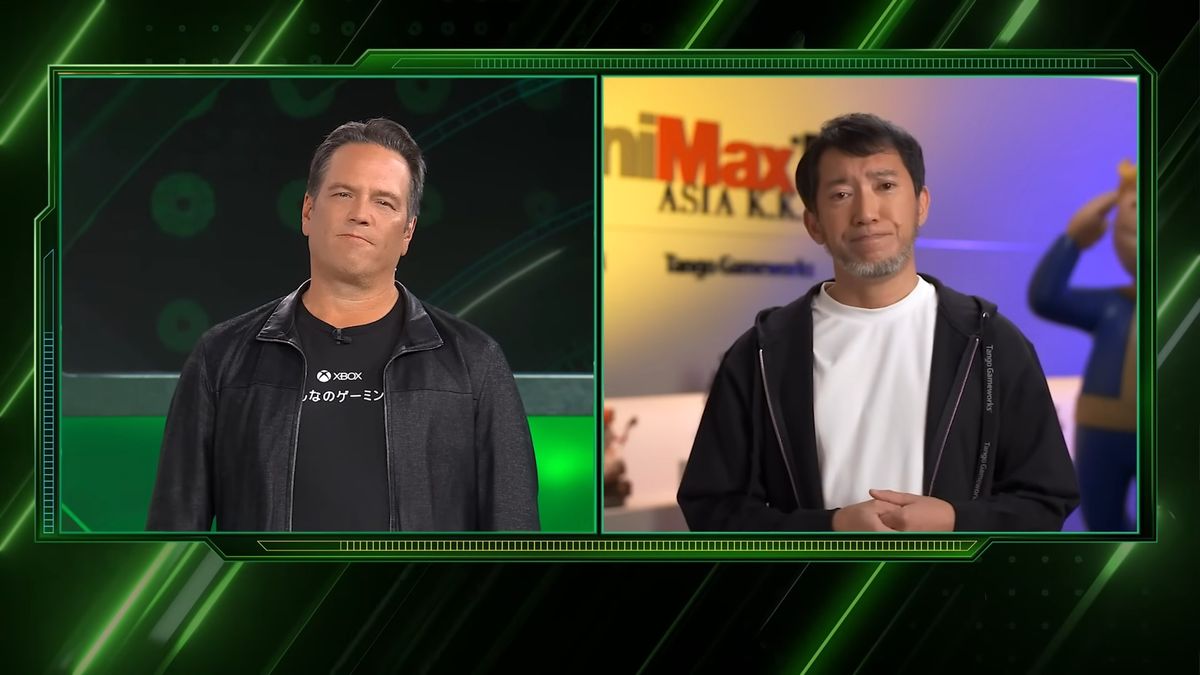 Image of Microsoft Gaming CEO Phil Spencer and Tango Gameworks CEO Shinji Mikami talking during the Tokyo Game Show 2022.