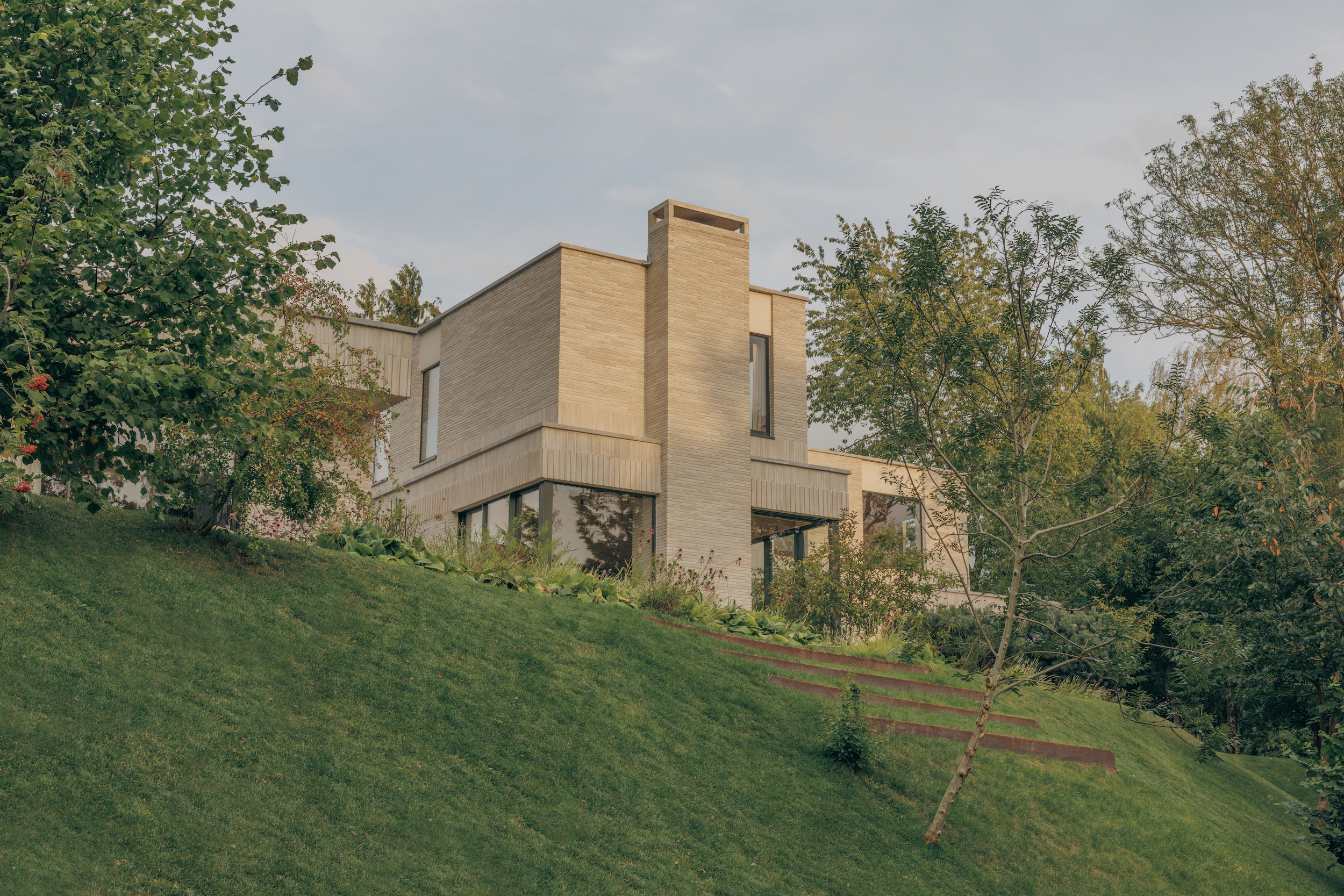 Skylark by House of EM, a minimalist riverside home in the leafy countryside