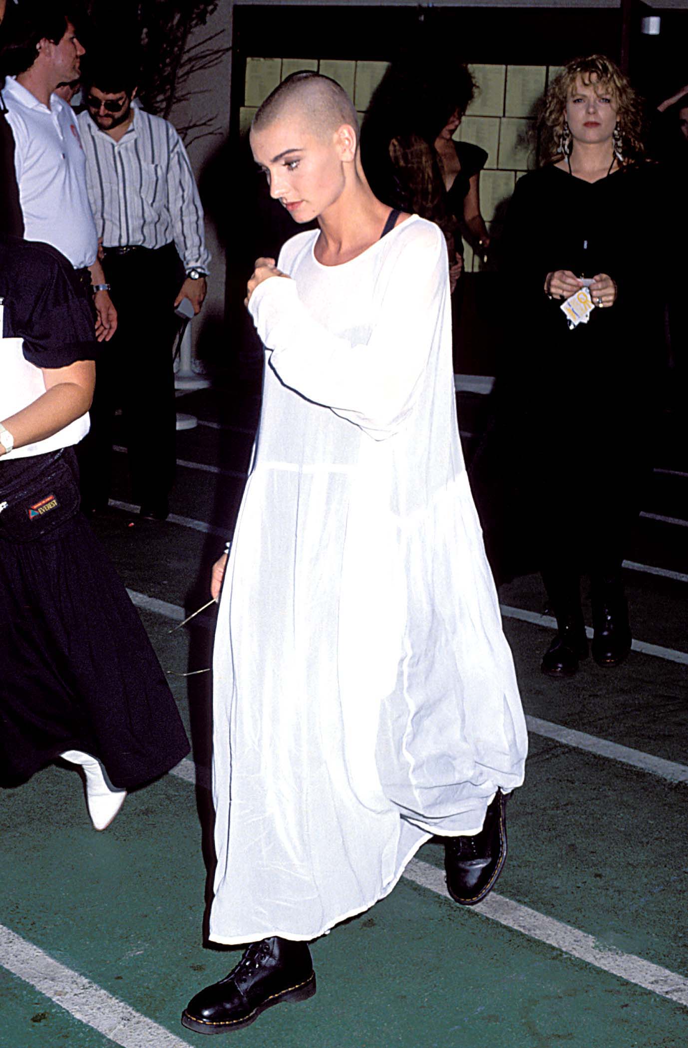 Sin&amp;eacute;ad O'Connor's red carpet look at the 1990 MTV Video Music Awards