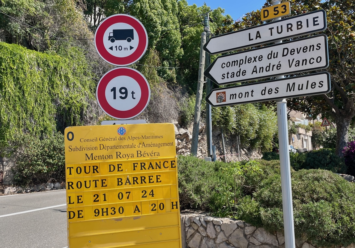 Señalización del Tour de Francia 2024 en la base del Mont de Mules, la subida principal de la etapa 21