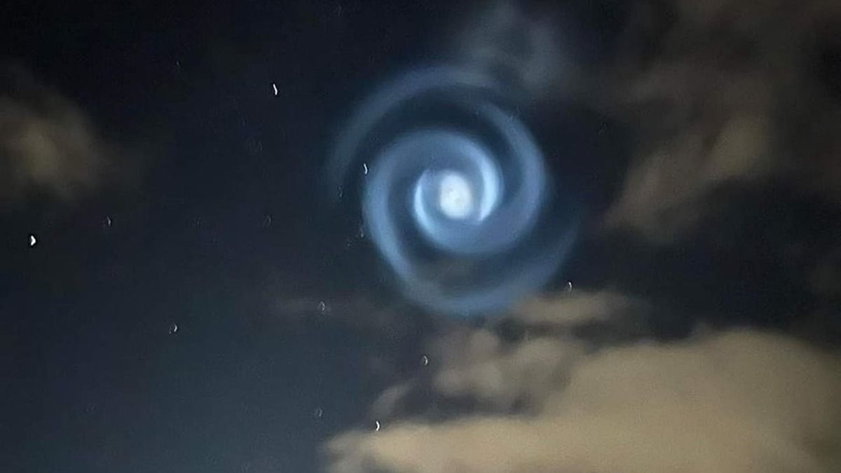 Wild blue spiral in New Zealand sky likely made by SpaceX rocket (photo)