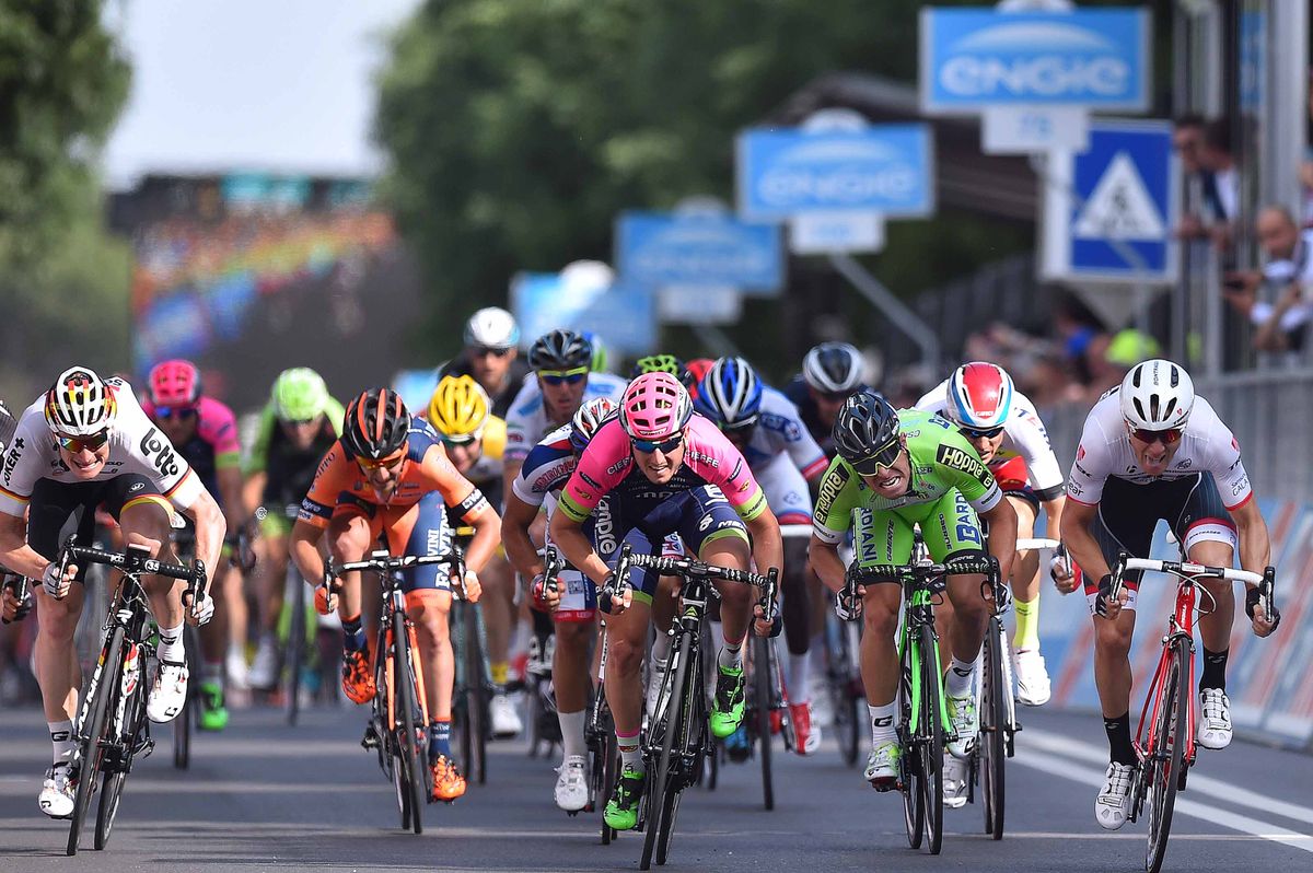 The sprint for the minor placings