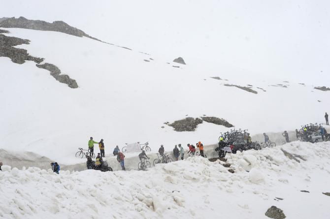 Intrepid fans climbed banks of snow to see the Giro d'Italia pass