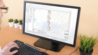En person arbejder på en computer med et billede af et pariserhjul