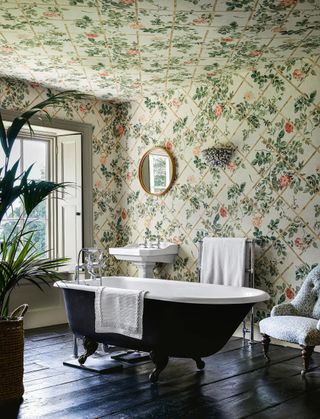 Bathroom with walls and ceilings covered in Rose Trellis by Madeaux by Richard Smith, photograph Jan Baldwin