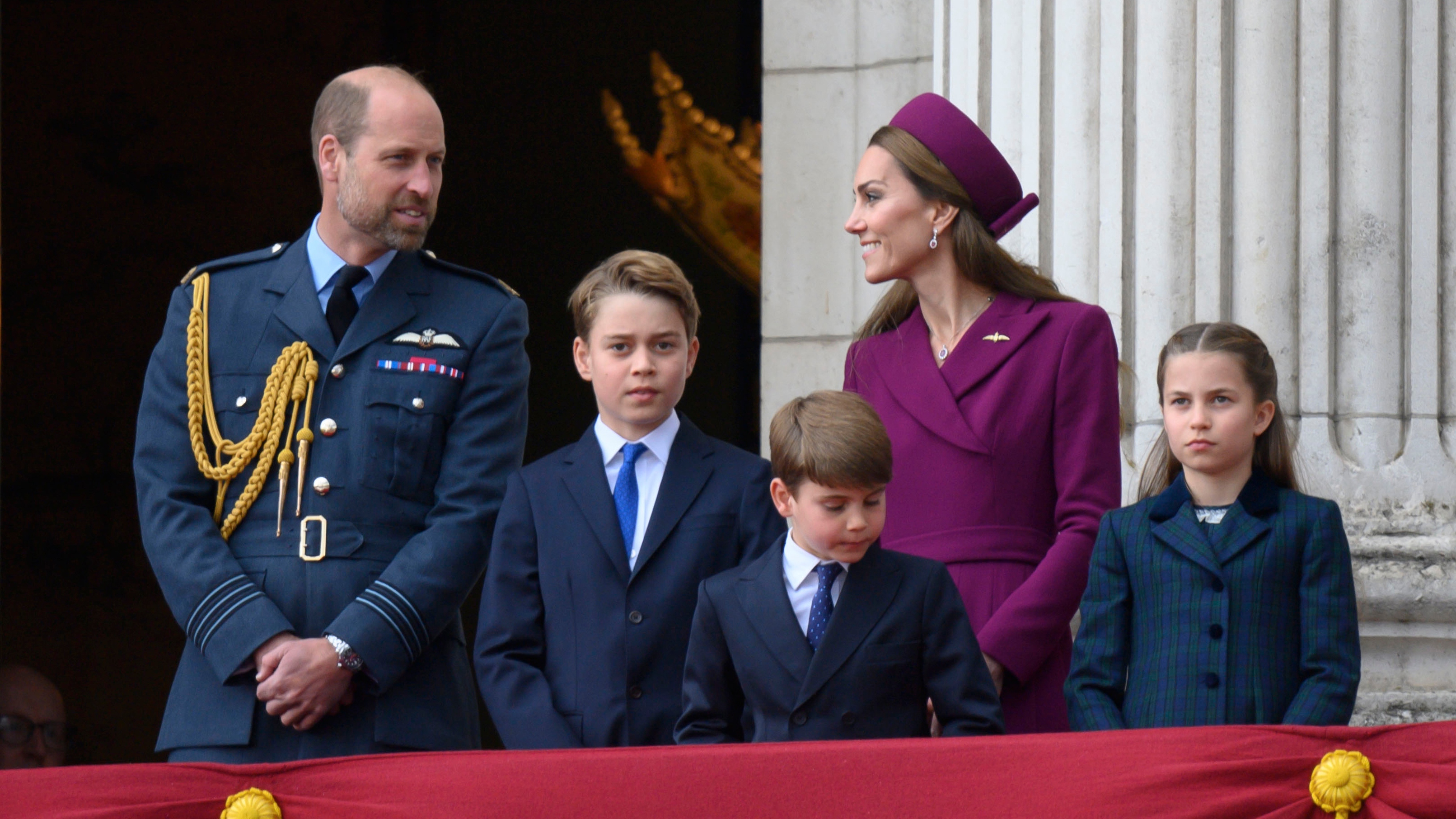 Prince William, Kate, George, Charlotte and Louis stand on the Buckingham Palace balcony