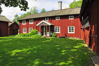 This is what a typical Swedish red manor looks like. It was painted with Falu Rödfärg paint.