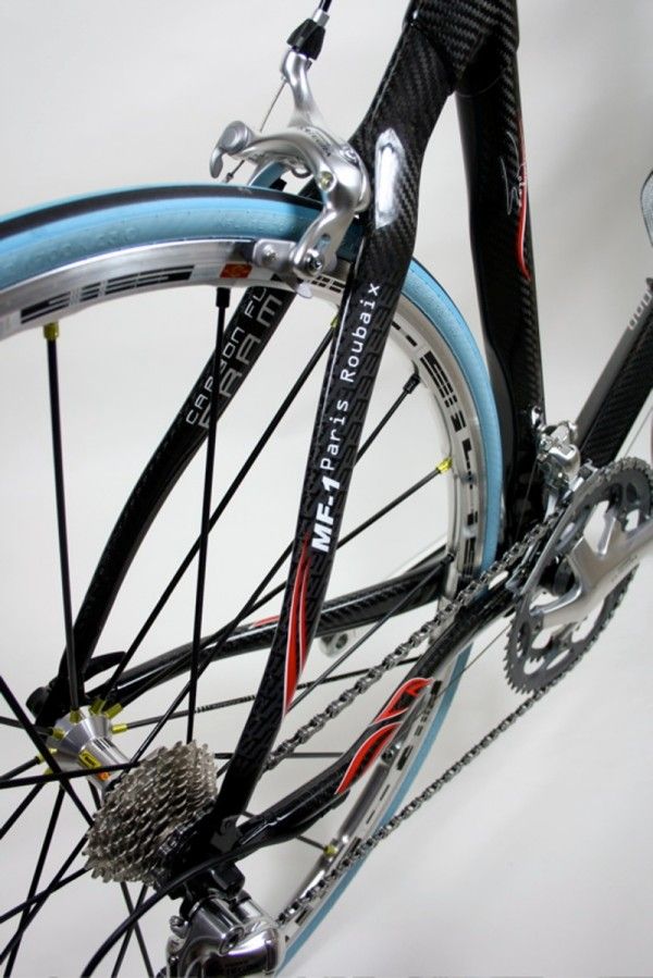 Like the chainstays, the hourglass seatstays change from teardrop to round on their way down to the rear hub