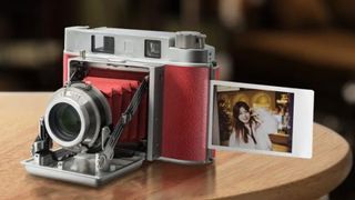 An image from a source reporting to Asobinet shows a red folding bellows instant camera