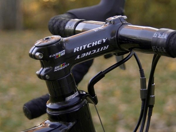 The unidirectional finish of the Ritchey WCS Carbon 4-Axis stem is nicely complemented by UD-finish carbon headset spacers
