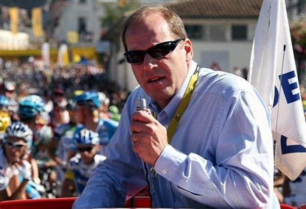 Prudhomme gives encouraging words to the riders before stage 16