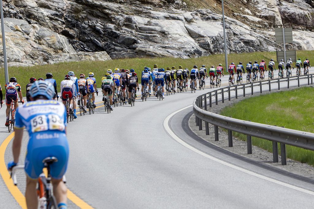 The peloton during stage 4