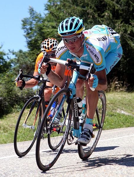 Paolo Savoldelli (Astana) known for descending like a maniac, but unfortunately it is the uphill he got dropped from the main break.