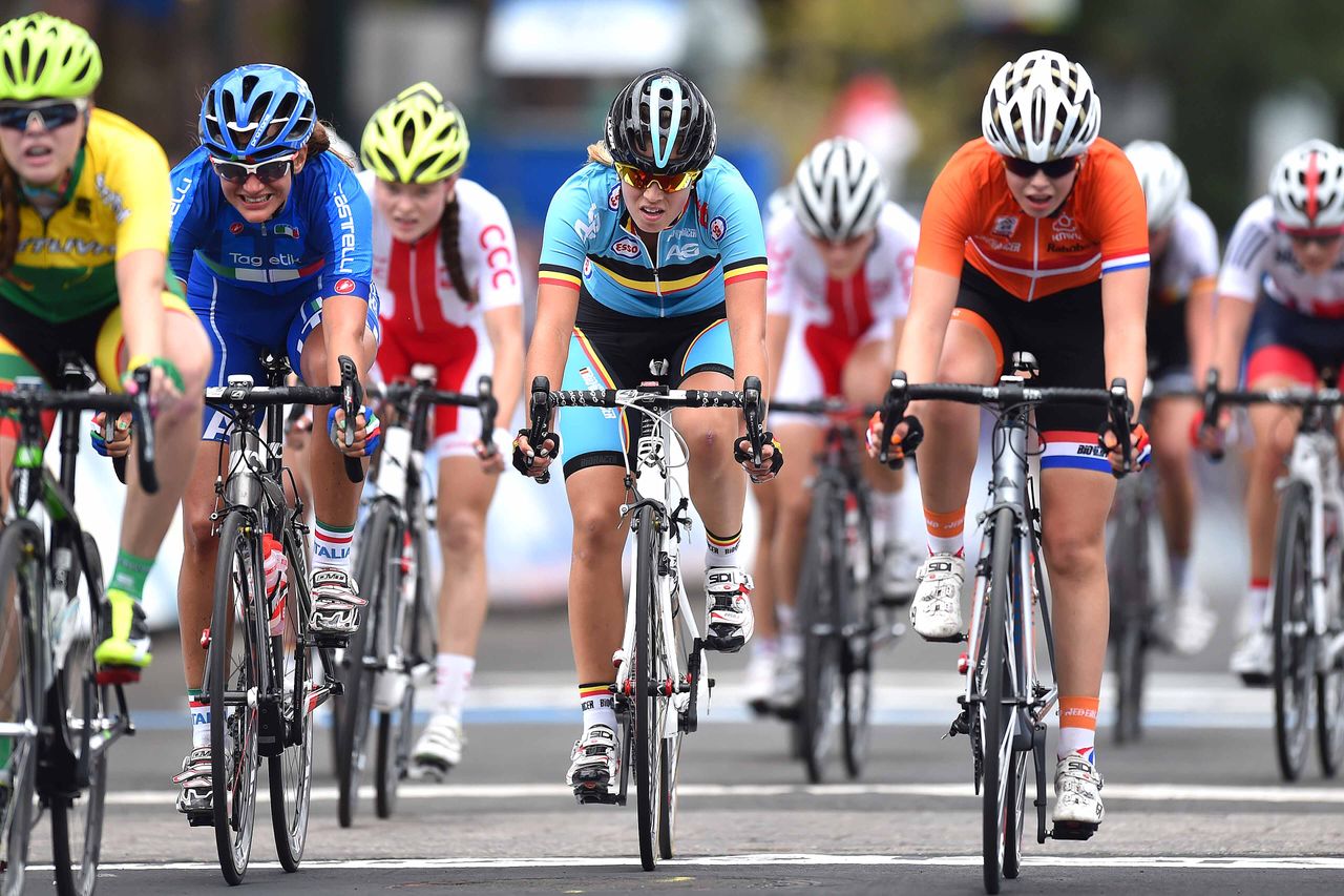 Fenna Vanhoutte (Belgium) crosses the line