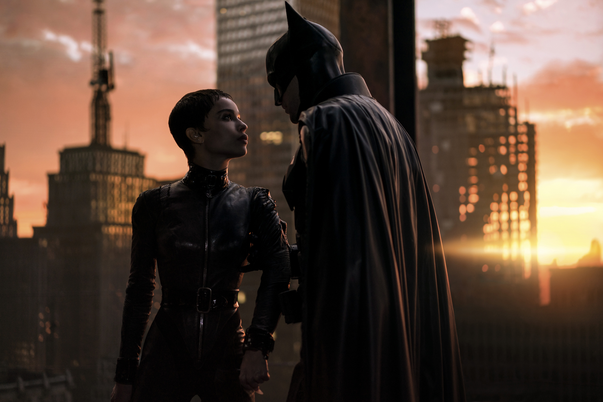 Batman dan Selina Kyle bekerja sama dalam film The Batman