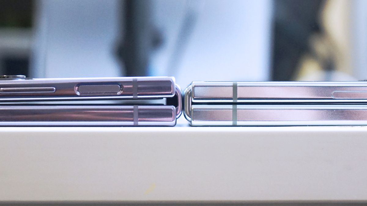 Samsung Galaxy Z Flip 4 vs Samsung Galaxy Z Flip 5 hinge closeup