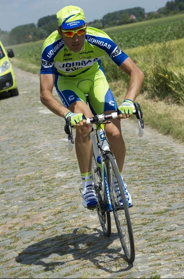 Ivan Basso (Liquigas-Doimo) grinding his way towards Arenberg