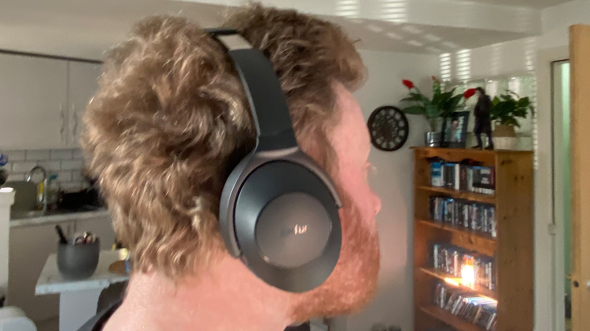 Reviewer wearing the Earfun Wave Life over-ear headphones in his home