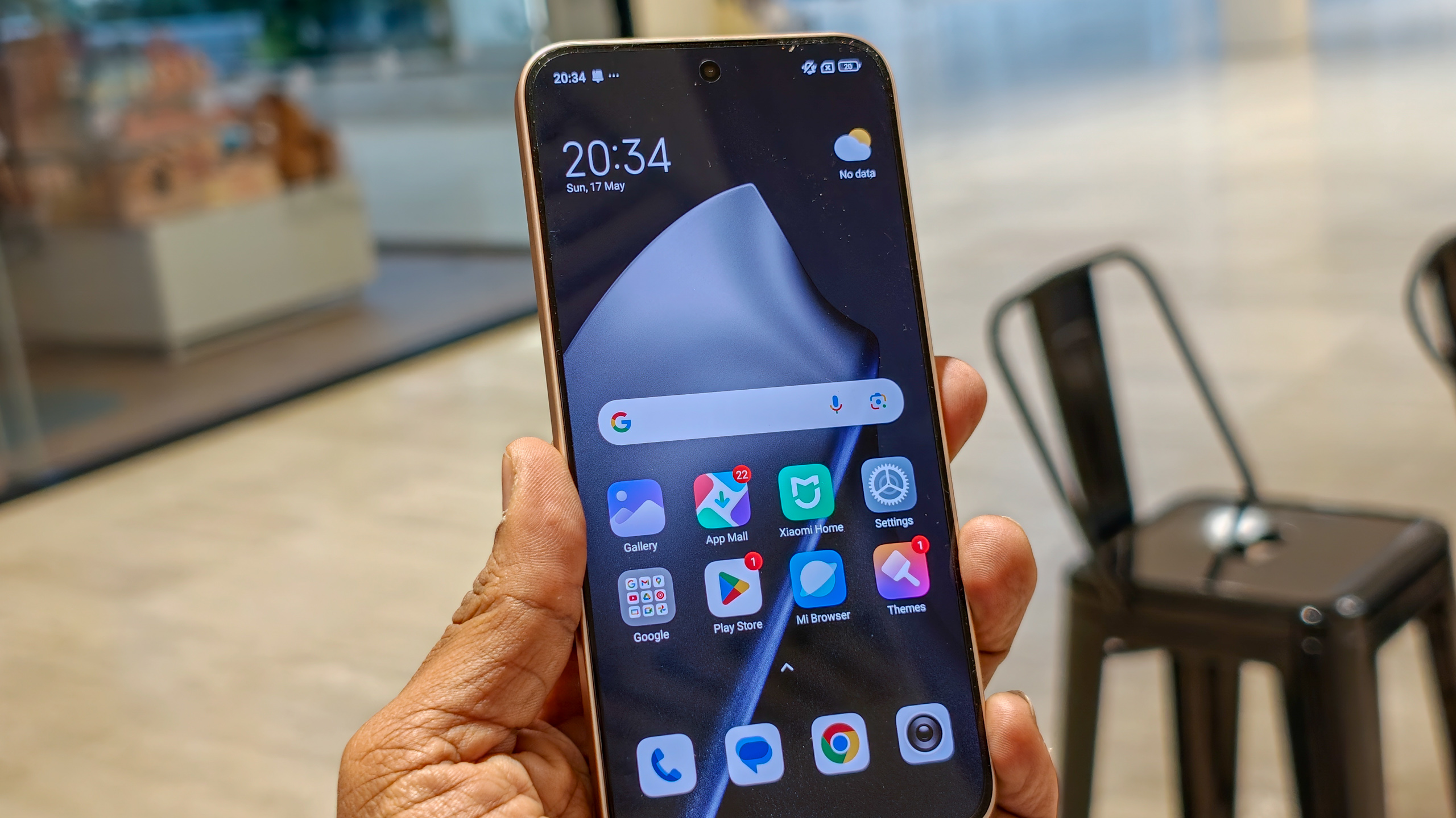 Xiaomi 15T in rose gold in the hand