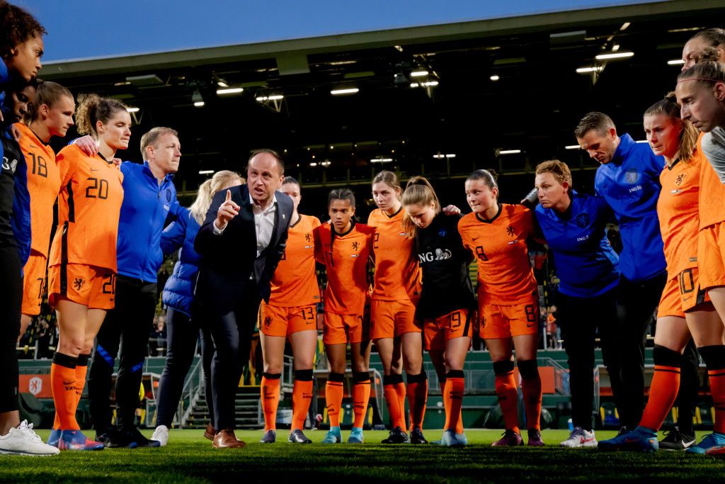 Lineth Beerensteyn of Holland Women, Chasity Grant of Holland Women, Dominique Janssen of Holland Women, assistant trainer Niels de Vries of Holland Women, coach Mark Parsons of Holland Women, Damaris Egurrola of Holland Women, Esmee Brugts of Holland Women, Aniek Nouwen of Holland Women, Marisa Olislagers of Holland Women, Sherida Spitse of Holland Women, assistant trainer Jessica Torny of Holland Women, Robbie van Mourik of Holland Women, Victoria Pelova of Holland Women, Romee Leuchter of Holland Women, Sari van Veenendaal of Holland Women during the International Friendly Women match between Holland v South Africa at the Cars Jeans Stadium on April 12, 2022 in Den Haag Netherlands