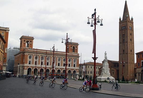 The Giro della Romagna peloton passes through Forli.