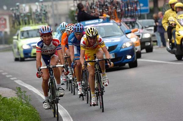 Cristian Moreni (Cofidis) swings off a group in pursuit of Paolo Bettini.