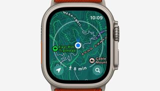 Apple Watch Ultra con mapa topográfico de senderismo en la pantalla