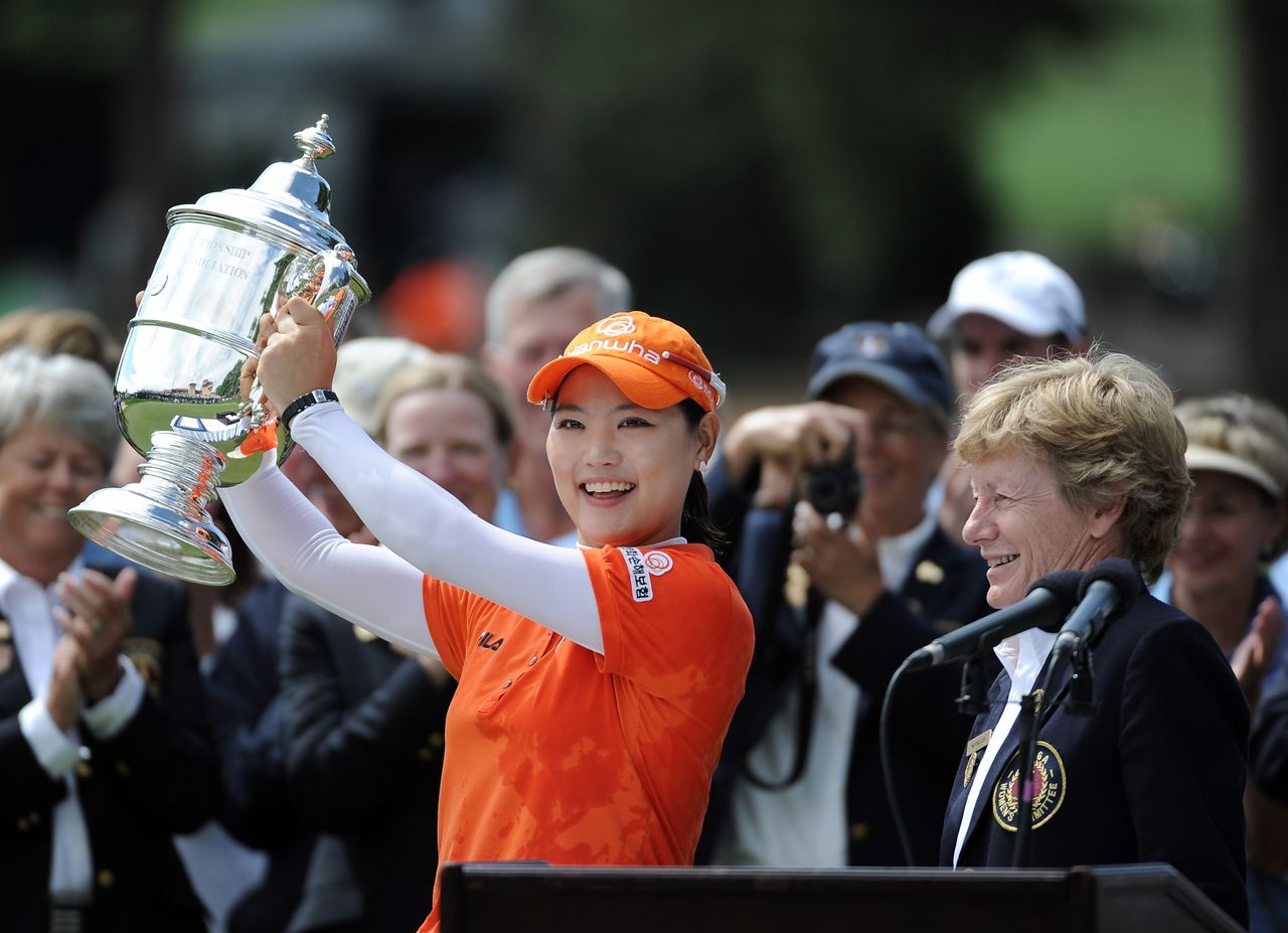 So Yeon Ryu holds the 2011 Women's US Open trophy