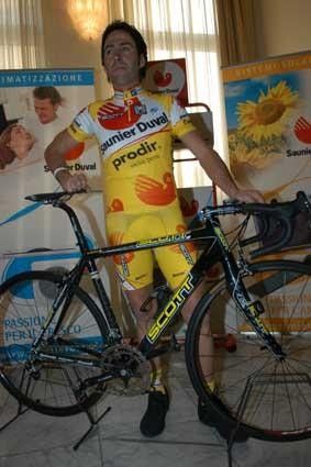 Gilberto Simoni stands behind his Scott team bike.