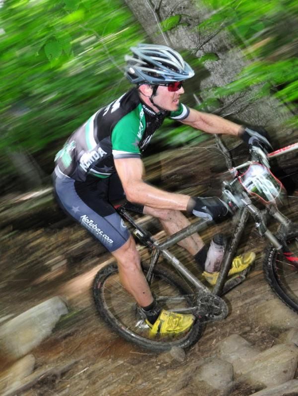 Michael Broderick (Kenda-Seven-No Tubes) ripping through the rocks