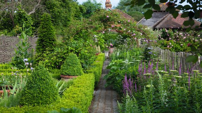 Long Garden Ideas: 16 Tips for Landscaping a Spacious Plot | Homebuilding