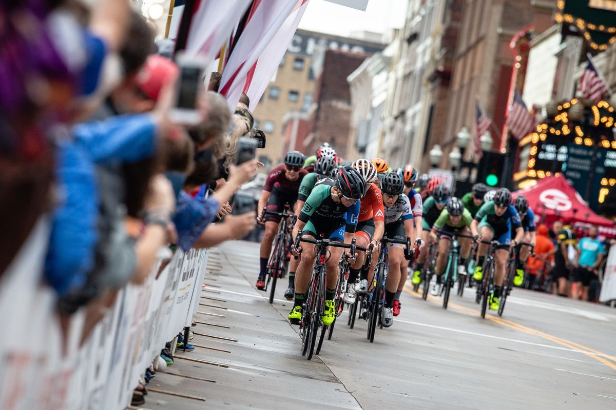 The peloton powers down the start/finish straight during the US Pro Criterium