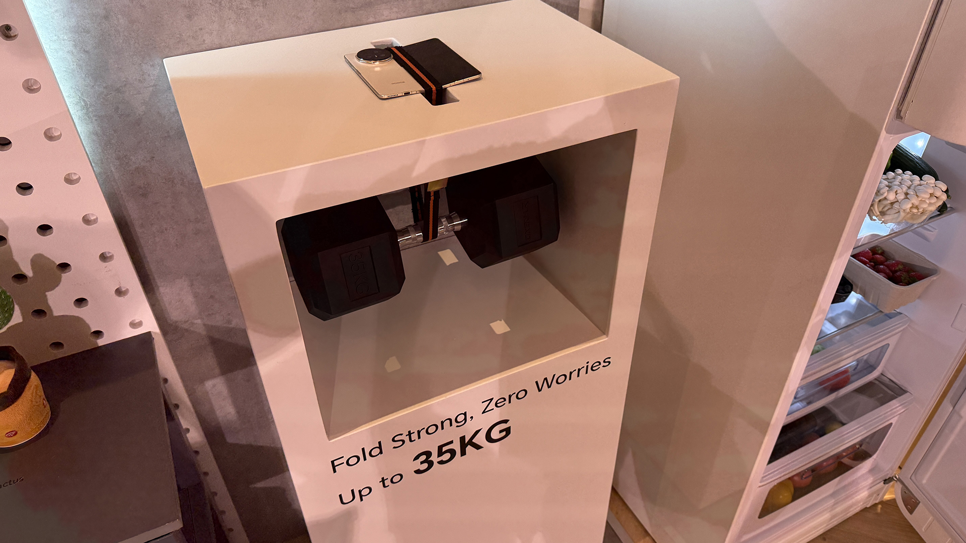 Various photos of the new foldable phone, the Honor Magic V5. 