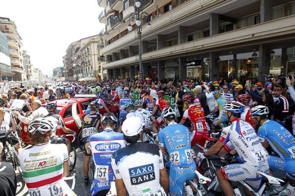 The peloton awaits the start of stage 10 in Bitonto.