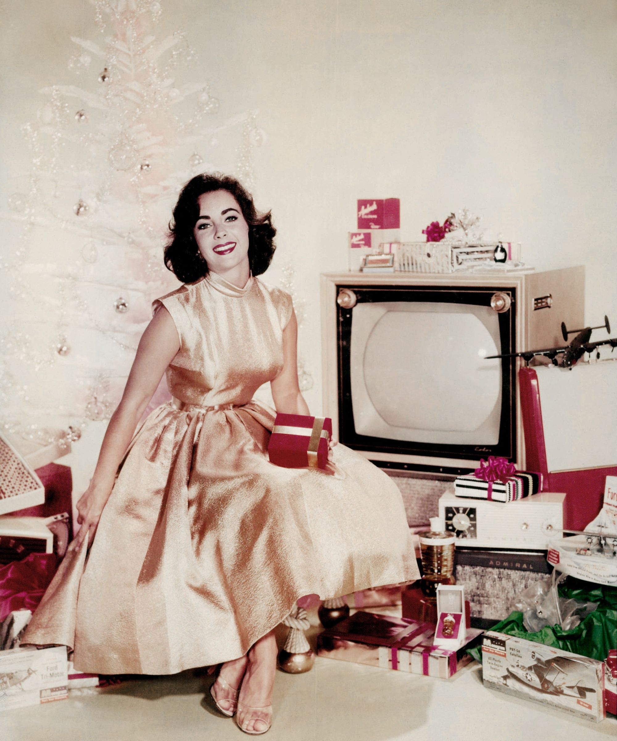elizabeth taylor and a christmas tree on set