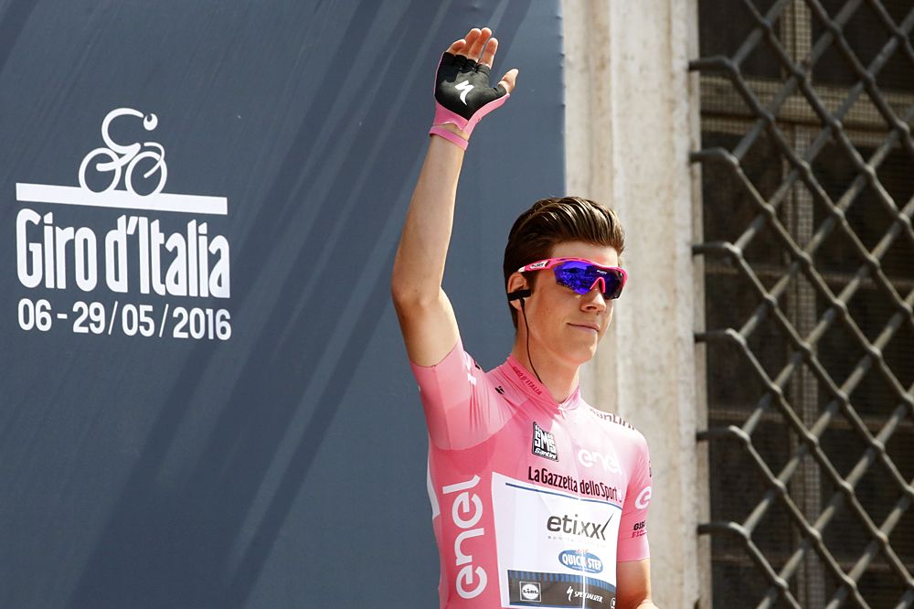 Luxembourg's rider Bob Jungels of Etixx - Quick Step wearing the Pink jersey of the overall leader, waves as he arrives to take the start of the 11th stage of the 99th Giro d'Italia